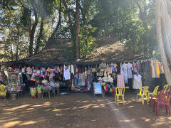 プレアヴィヒアの見学は終了しました。
一仕事終えた気分です。
もう、あとはおまかせという気持ちになってます。
が、結果的にいいものを見ました。

再び車で南下します。

1500頃コーケー遺跡群着。
遺跡は何ヶ所かに分散しています。
ここに来る前に遺跡の入口のような場所でチケットを購入しています。15ドルだったか。

このあたり、かつて地雷が埋められ、撤去作業が行われたとのこと。
のんびりした気分に包まれていると、突然この国の近い過去を知らされます。