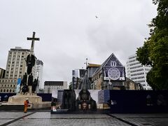 9:30　クライストチャーチのシンボル？大聖堂へ。
クライストチャーチ地震で損壊していまだ再建工事中。そうか、クライストチャーチ地震も2011年だったんだね。