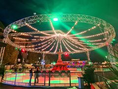 ブランドショップが並ぶケーニヒスアレーには、大きなアイススケート場が登場。
隣にはカーリング場もあります。