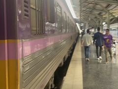 ハジャイ駅に到着。昨日座席を交換した2人の旅人は、この駅で降りて行った。

時刻表では長時間の停車があるはずだった。駅の物売から何かを買おうと思っていたのだが、列車は1時間くらい遅れていたので、切り離しが終わり次第すぐに発車した。

危うく乗り損ねるところであった。