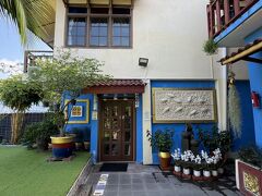 ホテル予約サイトで予約したホテルに到着。いつもの倍の値段のホテルを予約したので、ワクワクしながらチェックイン。いつも1泊1000円の宿なので、倍と言っても2000円ちょいだが…。

チェックインすると、どこかリゾート感が感じられるホテルであった。
多分、大当たりだろう。