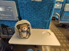 11月28日、新大阪駅から新幹線のぞみ号で東京へ。
新幹線に乗るのも3年ぶりくらい！
今回も旅のお供は『こぐまのぷーちゃん』。
ぷーちゃんのサイズにぴったりのポーチを見つけたので、
今日はそのポーチに入って移動します。