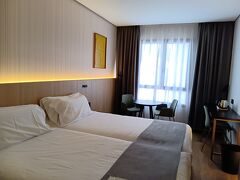 バス停から公園を通って7分位で
オクシデンタル パンプローナ　ホテルに着きました。
ヨーロッパには珍しく湯沸かしポットがあります。
夫がフロントの女性が綺麗だと言っていました。
スペイン人は道を歩いていてもホテルの
掃除の人も綺麗です。