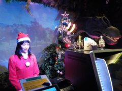 受付は、人間ロボットと恐竜が揃っていました。