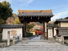 京都五山の第一位天龍寺へ(ランキング的には別格の南禅寺がありますが)
嵐山観光で最も人気のお寺の一つでしょう世界遺産構成資産の臨済宗のお寺