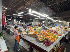 マーケットを覗いてみます。