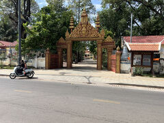 お寺のような学校のような。
と思って調べてみたらその両方でした。
ワットダムナックと言うそうです。