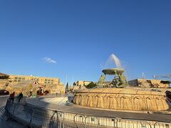 正門にある大きな噴水です。
この横でミニ遊園地がありました。