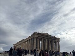 パルテノン神殿に到着！
こんな建築物が小高い山の上に作られたのが本当に驚きです。
ちなみに思ったよりも坂や階段はきつくなかったです。
