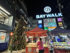 Baywalk Residence Pattya

12月30日（月）　　21:05

ホテルの前の広場にも食べ物屋台が並んでいて

