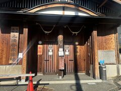徒歩5分のところにある上湯共同浴場。料金は￥200。現在14時過ぎで、山形に戻るバスが14:20に出る。入浴すると間違いなくこの便のバスには乗れない。次の便は15:20になり、市内に戻るころには4時過ぎになってしまい、市内観光が厳しくなる。迷った末に温泉に入るのをあきらめた。さっき温泉に入ったし。これはまた今度の機会に
