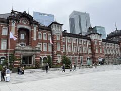 福岡初7：05のJALで羽田へ。羽田からモノレールとJRを乗り継いで、はとバスの出発点「東京駅」へ。