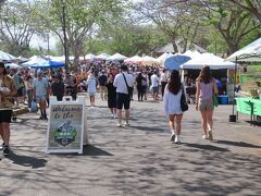 今日はハワイ滞在９日目。成田帰国迄は残り３日だが、時差もあるし明日の昼過ぎには帰国便に搭乗する。
そんな状況で、ＫＣＣファーマーズマーケットに行くのはどうかと思ったが、取り敢えず行ってみようか。
相変わらず人が多い。
観光客はもちろんだが、意外にもローカルの人達も楽しみにしている。