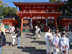 この後、伊藤久右衛門のカフェに行く予定でしたが、向かう場所の途中だったので、急遽、近くの八坂神社に参拝がてら立ち寄ることにしました。