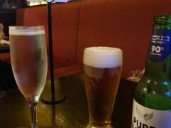 夜は生演奏が聞けるパブに来ました。
カウンターで注文をして席で待ちます。
ステージとカウンターが近くて、声が聞こえなくて注文がちょっと大変でした&#128166;
無事にビールとスパークリングをゲット&#128588;