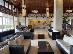 今日宿泊するのは『カヌチャベイホテル&ヴィラズ』です。まずはフロントへ。到着したのが13時30分。チェックインは14時からです