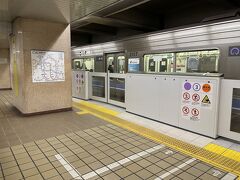 栄から地下鉄乗って移動します。