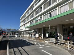 大井松田ＩＣを降りて『国府津駅』まで来ました
車は近くのコインパークへ駐車しています

駅前の国道１号線がコースなので、４区のランナーを待ちます
まだ１時間以上あるので、観戦客は少ないですね