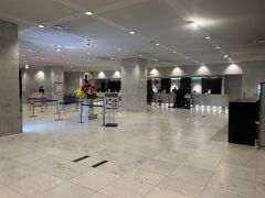 本日のお宿『新横浜プリンスホテル』のロビーです

出張時、新幹線車窓から見るホテルですが、初めて来ました