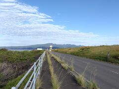 諫早湾干拓堤防道路です。諫早湾干拓の記憶を
思い出して途中まで歩いてみました。
車は多いですが、歩いている人はいなかったです。