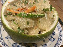 夕食は、Rice Bistroにやってきました。
Googleの口コミを参考に、ポメロサラダ、3種の揚げ春巻き、ポーク煮込み、フォーを頼みました。
ここはめちゃくちゃ美味しかったです！