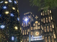 お腹いっぱい、幸せな気持ちで、ホテルまで散歩しながら帰ります。
ハノイ大聖堂に立ち寄りました。夜間だからなのか、教会内部には入れませんでした。