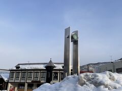 7:50に越後湯沢駅に到着
今年は雪多いね！
駅前には去年より多く雪が積みあがっている

8時の神立スノーリゾート行きへの送迎バスへ乗ります