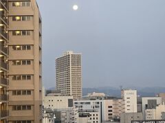 15日
部屋から日の出前に満月が見えました今日も天気が良さそうです