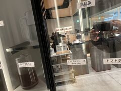 　次はラウンジの梯子。1時間で3箇所というハイペースで回らなければなりません。まずは1か所目。航空神社の手前、郵便局の隣の、パワーラウンジセントラル。