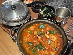 韓国1食目は、
2タミ地下1階の韓食ミダムキル。
人気店がいくつも入ったフードコートです。
旦那は龍湖洞ナッチのナッコプセ。