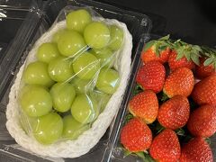 デパ地下でフルーツを。
シャインマスカットはこれで1,000円ほど。
日本のスーパーで売ってる1,000円のものに比べると美味しいけど、
こんな見た目の日本のシャインマスカット（4,000円くらい）と比べると全然違います。
そりゃそうだ。