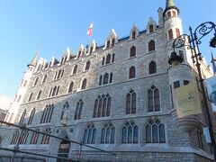 朝日に輝くカーサ・ボティネスの壁面はとてもきれいでした。