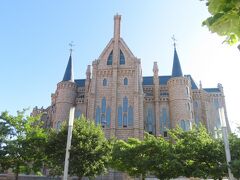 すぐ隣にある、Palace of Gaudí Astorga、ガウディ宮殿などという妙な名称で呼ばれている建物です。何故隣にあるかといえば、ここは司教の宮殿だから。
1886年、教皇レオ13世によって任命された新任のアストルガ司教は、その２ヶ月後の火災で焼け落ちてしまった司教宮殿の再建を、ガウディに依頼しました。しかし司教は1893年に死亡、以後ガウディは教区委員会と対立し、建築監督を辞任。
スペイン内戦中は、兵舎や事務所に流用されてきました。