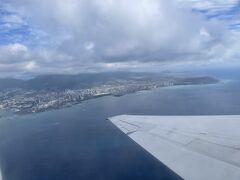 仕事終わりで羽田に向かい、ラウンジでサクッとご飯を食べて出国。
荷物のタグはコナまでスルーでつけてもらった。
ほぼ満席の機内。
まさかの6時間を切るフライトでホノルルに到着。

入国審査がめちゃくちゃ混んでいて乗り継ぎ時間が2時間以上あったのにゲートについたのは搭乗開始の5分前。ハワイアンのラウンジにも行けず。乗り継ぎは3時間必要だと学ぶ。
荷物はピックアップして再度チェックイン。
ゲートの近くにあったコーラの600mlのペットボトルが4.91ドル(806円)。
ハワイアンの機内めちゃくちゃ寒かった。上着必須。

コナで1つスーツケースが出てこず、夜にホテルに届けてもらう手続きなどしてレンタカーのバスに乗車。
