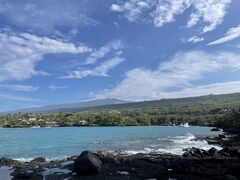 ホテルに到着。
空港からは30分ぐらい。

今回はクラブラウンジが使えるプラン。
含まれるものは、朝食、夕方のパプー、バレーパーキングなど。
朝食はパン数種類、たまご、ソーセージなどコンチネンタルスタイル。必要最小限って感じだけど、円安のいま大変ありがたい。
夕方のパプーはお酒数種類と、おつまみで夕飯にはならない。
バレーパーキングはとても便利だった。
部屋に持ち帰りできる水筒があるのでお水は館内各所にある給水機から。

バスルームに備え付けのシャンプー、コンディショナーが良くて日本から持っていったものは使用せず。
歯ブラシはなし。

ホテル内にお土産やサンドイッチやお菓子が売ってるお店があるので小腹が空いたらそこで満たせます。
