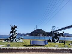 こちらは知盛と義経の像