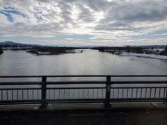 途中の信濃川。
日本最長の川。

だんだん雲行きが怪しくなってきました。