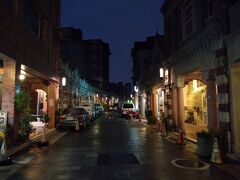 宿のある新南老街に戻ってきた。ちょうどマジックアワーで幻想的な光景が目の前に広がっていた。やはりいろいろな時間帯で老街を楽しむのなら、そこで泊まるのがベストなんだろう。