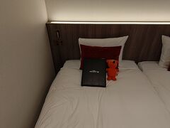 荷物がさっと入れて出発。いーや、香港ならなんとかなるだろう…。
↑
こんな感じだったので、今までにない忘れ物"(-""-)"
〇皆さんへのアドベンお土産が…！（現在も捜索中）
〇香港の友達へのお土産が…！（T3のローソンでどら焼き購入～）
〇靴下が…ない！！（出国したユニクロ免税店で購入）
〇あっ！電源プラグがない！（思い切ってマルチプラグ購入！）

ふゆかさん宿泊のホテルに、お世話になりますm(_ _)m