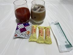 早朝の伊丹空港。
またミニバームロールが復活してました。
今回の旅、朝食はホテルでつけたのですが、夕食をつけてなく、また、あまり周囲に何もなさそうなホテルなのでどうしよう・・・と思いつつ、少し多めにミニバームロールをいただいてしまいます。
