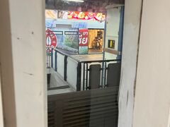 宿はムアンポルマンション。駅前です。
どのくらい駅前かと言うと……

写真のとおり。ホテルの廊下から撮った写真です。