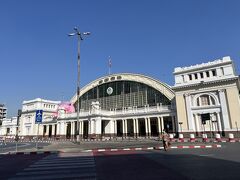 バスはわざわざファランポーン駅前へ寄ります。
数人が下車。

鉄ちゃんとしてはこれを見ないと気がすまない。
初めてこの国を訪れたとき、やはりここに来ました。