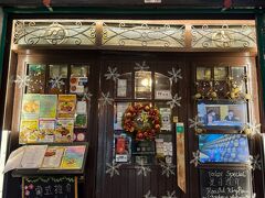 最初に手ごろそうなお店に行ったら断られたので、同じ通りにあったこちらのお店へ。（お客さんを入れていない理由を英語で説明してくれたけど、全く聞き取れなかった…）

最初のお店で同じく断られていた家族もこちらのお店に入るか迷っていて、彼らが入ったら入ろうと思っていたのですが、その家族はメニューを見て他の所へ行ってしまいました…
たしかに少し高いけど、他のお店を探すのも面倒だったので結局「まあいいか」と入店。
