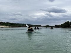 カヤックの集合場所に着く道中、雨が降ってきてどうなることかと思いましたが、始める頃には止みました！
どんより曇っていて少し肌寒かったのですが、ワンピースタイプのウエットスーツと防水スマホケースを無料で貸していただき準備完了！至れり尽くせりです。
最初にカヤックの漕ぎ方を教わり、いざ出航！
海は透き通っていてキレイでニモ（クマノミ）を探したり、細い岩場をくぐったりと楽しかったです！！
途中でドローン撮影があって、終わった後即データでいただきました！（エアドロップで送ってくれます）
音楽付きの動画に編集されていて良い思い出になりました(*^_^*)