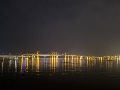 ホテルの部屋から。夜は橋がライトアップされていて綺麗でした。