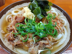 ●讃岐うどん 桜製麺 ＠吉木橋界隈

千葉に帰る前に、おかんとランチに行きました。
僕もおかんも大の讃岐うどん好き。
ここの甘く炊かれたお肉がとっても美味しいのです。
あ～松山の味。
松山は、全体的に何でも甘めの味付けで、このお肉もそう。
うどんもコシがあって、ナイスなコンビネーション。
大満足です。
ちょうどお昼だったので、子供から大人まで、店は大繁盛していました。
セルフのうどんやさんなので、店の回転が、とっても早いです。
また来ます！ごちそうさまでした！