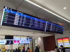 自宅を7:15に出発し、ガブちゃんを迎えに行って、伊丹空港へ。
近隣のパーキングに車を置いて、パーキングの送迎バスで空港に着いたのは9時過ぎでした。
往路のフライトは、大阪（伊丹）10:20--11:35熊本／JL2383です。
