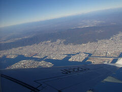 神戸の海岸線やポートアイランドが見えます。