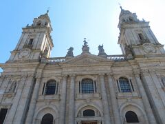 こちらがルーゴ大聖堂。12世紀に建設が始まり、1世紀以上にわたって工事が続けられたロマネスク・ゴシック様式の寺院で、サンティアゴ門として知られる新古典主義のファサードなど、その後非常に美しい部分が増築されました。

常識的な大きさです。
