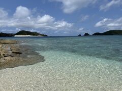 翌日。せっかくなので友達いるうちに無人島全島ホッピングしようぜということで
この日は安慶名敷島。
まじで連日天気とコンディション良くて選び放題なのは最高。
8時半くらいには行ってたw
この日は友達の友達が来ることになって、
ほぼその二人で（ロングフィンのガチ勢）泳いでたので
私は一人でのんびり泳いでましたw
昨日のこともあり無理してジャックナイフせず
程々に写真の時だけ潜りつつ慣らす

ちなみにゴーグル水入りまくる問題が解決してなかったので、
念入りにゴーグルチェックしたら
どうやらベルトがマックスまで引かれてて
キツくてよったシワから水入ってたみたいでした。
ベルト緩めたら入らなくなった…
なんでか水入る！って人はベルト緩めてみてください。
